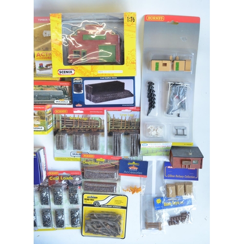 163 - Collection of OO gauge model railway scenic accessories to include Hornby, Hornby Skaledale, Scenix,... 