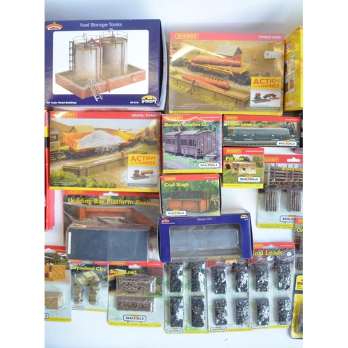 163 - Collection of OO gauge model railway scenic accessories to include Hornby, Hornby Skaledale, Scenix,... 