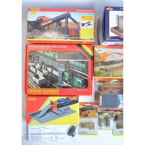 163 - Collection of OO gauge model railway scenic accessories to include Hornby, Hornby Skaledale, Scenix,... 