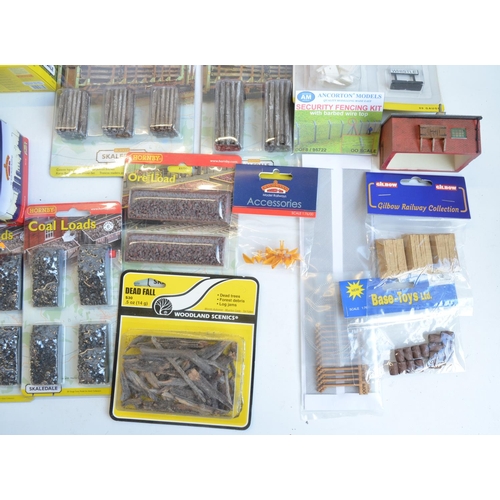 163 - Collection of OO gauge model railway scenic accessories to include Hornby, Hornby Skaledale, Scenix,... 