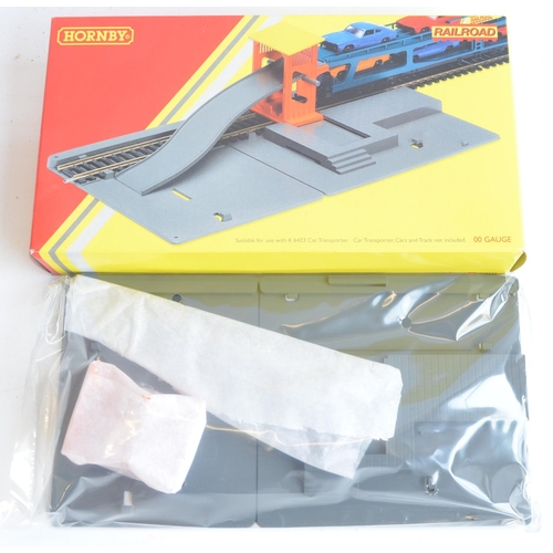 163 - Collection of OO gauge model railway scenic accessories to include Hornby, Hornby Skaledale, Scenix,... 