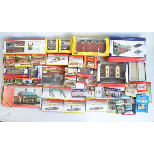 164 - Collection of OO gauge model railway scenic accessories from Hornby, Hornby Skaledale, Scenix, Peco,... 