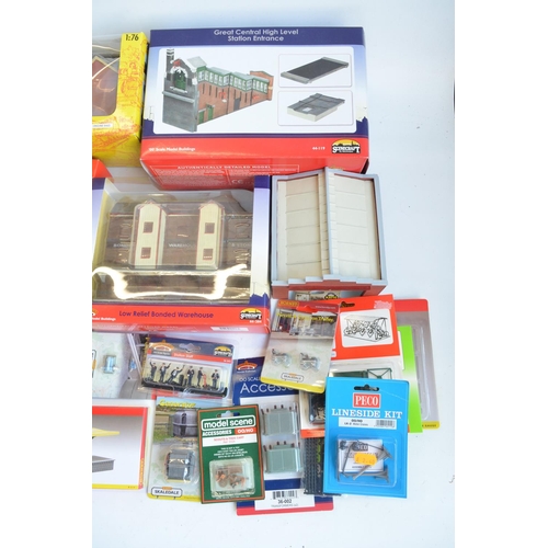 164 - Collection of OO gauge model railway scenic accessories from Hornby, Hornby Skaledale, Scenix, Peco,... 