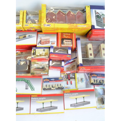 164 - Collection of OO gauge model railway scenic accessories from Hornby, Hornby Skaledale, Scenix, Peco,... 