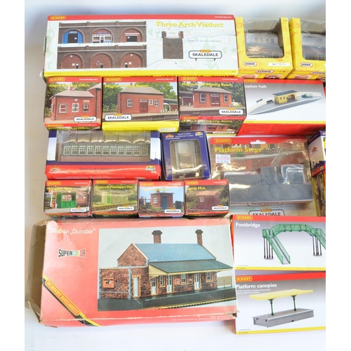 164 - Collection of OO gauge model railway scenic accessories from Hornby, Hornby Skaledale, Scenix, Peco,... 