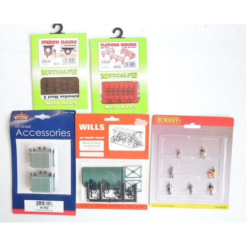 164 - Collection of OO gauge model railway scenic accessories from Hornby, Hornby Skaledale, Scenix, Peco,... 