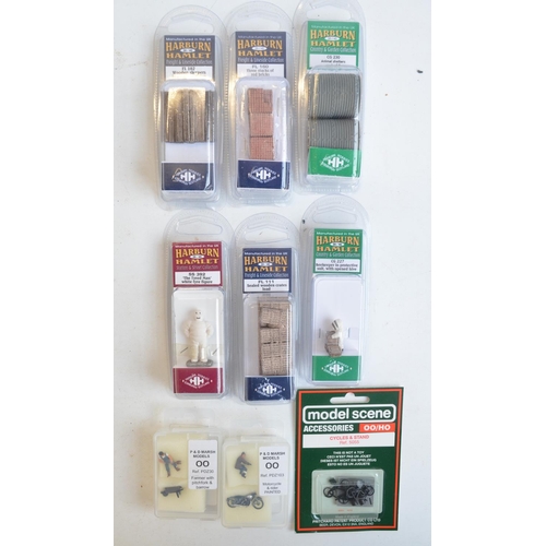165 - Collection of OO gauge model railway scenic accessories, mostly Hornby Skaledale, also Scenix, Bachm... 