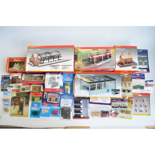 166 - Collection of OO gauge model railway scenic accessories, mostly station/railway maintenance related ... 