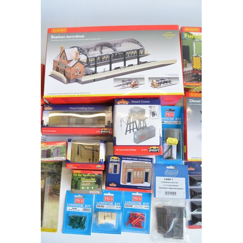 166 - Collection of OO gauge model railway scenic accessories, mostly station/railway maintenance related ... 