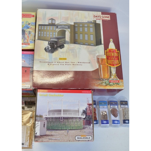 168 - Collection of OO gauge model railway scenic accessories from Hornby, Hornby Skaledale, Bachmann Scen... 