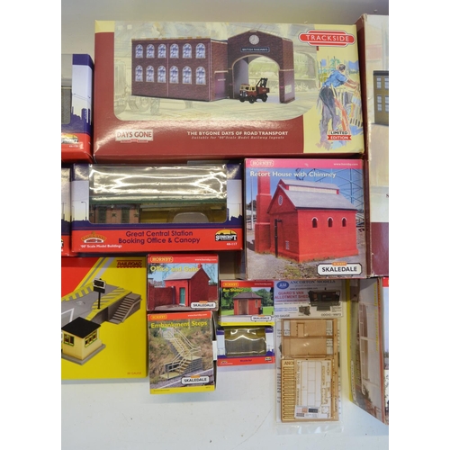 168 - Collection of OO gauge model railway scenic accessories from Hornby, Hornby Skaledale, Bachmann Scen... 