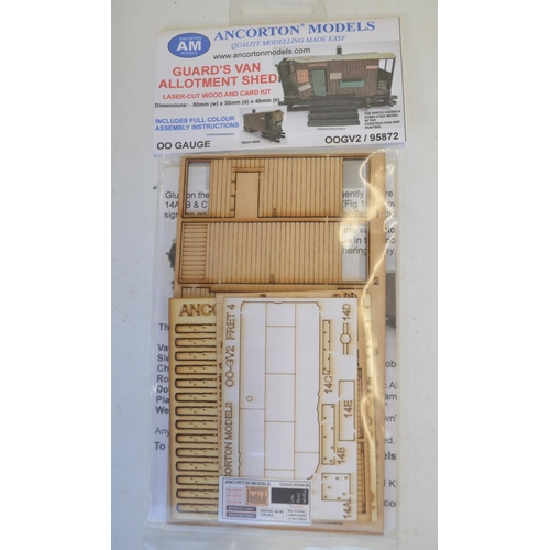 168 - Collection of OO gauge model railway scenic accessories from Hornby, Hornby Skaledale, Bachmann Scen... 