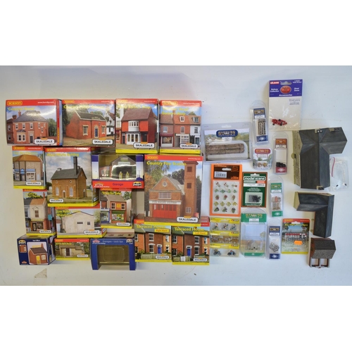 169 - Collection of OO gauge model railway scenic accessories from Hornby Skaledale, Bachmann Scenecraft, ... 