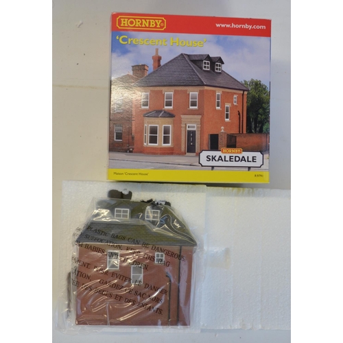 169 - Collection of OO gauge model railway scenic accessories from Hornby Skaledale, Bachmann Scenecraft, ... 