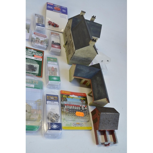 169 - Collection of OO gauge model railway scenic accessories from Hornby Skaledale, Bachmann Scenecraft, ... 