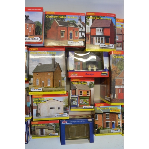 169 - Collection of OO gauge model railway scenic accessories from Hornby Skaledale, Bachmann Scenecraft, ... 