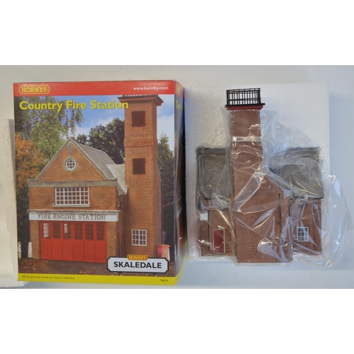 169 - Collection of OO gauge model railway scenic accessories from Hornby Skaledale, Bachmann Scenecraft, ... 