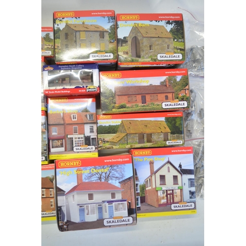 170 - Collection of OO gauge model railway scenic accessories from Hornby, Hornby Skaledale, Bachmann Scen... 