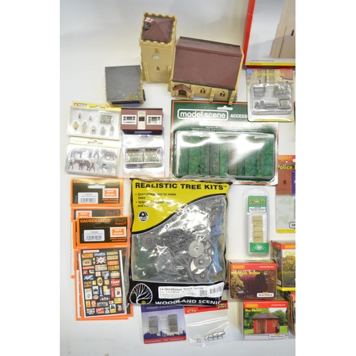 170 - Collection of OO gauge model railway scenic accessories from Hornby, Hornby Skaledale, Bachmann Scen... 