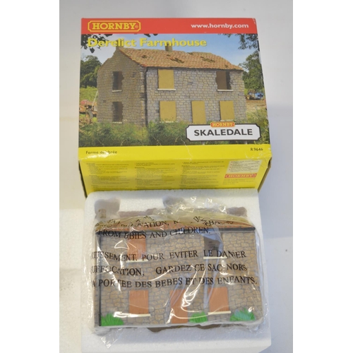 170 - Collection of OO gauge model railway scenic accessories from Hornby, Hornby Skaledale, Bachmann Scen... 