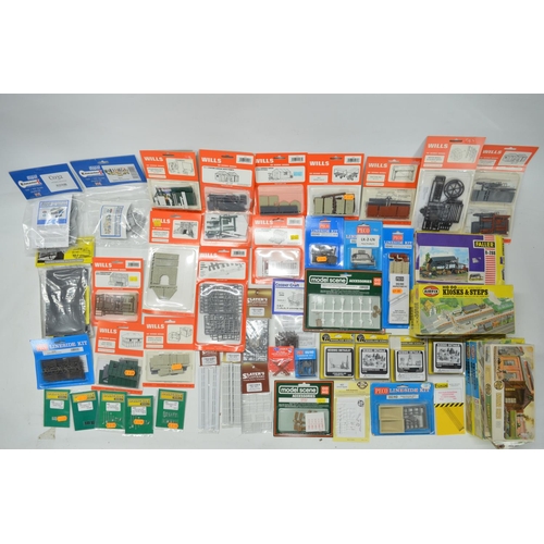 174 - Collection of OO and HO gauge model railway scenic and station related plastic model kits, various m... 
