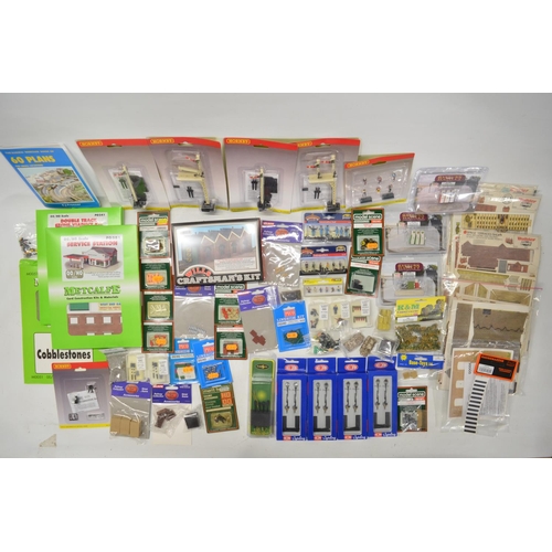 175 - Collection of OO/HO gauge model railway scenic and station related accessories, various manufacturer... 