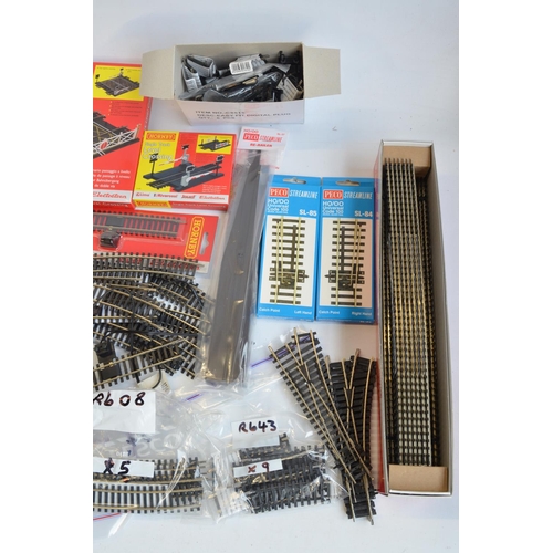 177 - Collection of OO/HO gauge track and track accessories to include Hornby points, R8243 surface mounte... 