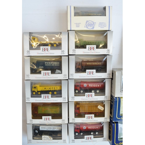 195 - Twenty five 1/76 scale OO gauge boxed diecast models of vintage commercial vehicles and cars, 23 fro... 