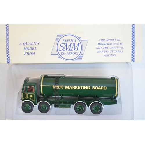 195 - Twenty five 1/76 scale OO gauge boxed diecast models of vintage commercial vehicles and cars, 23 fro... 