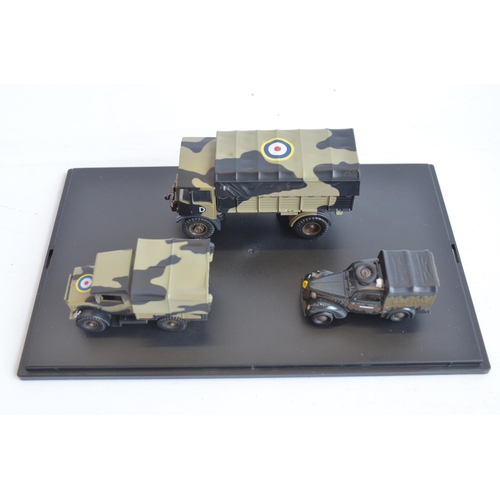 200 - Twenty eight 1/76 scale OO gauge diecast military models from Oxford Diecast military range to inclu... 