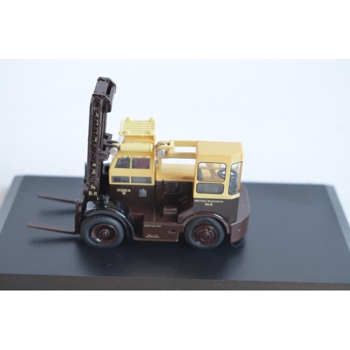 203 - Forty one 1/76 scale OO gauge diecast vehicle models from Oxford Diecast to include Commercial, Agri... 