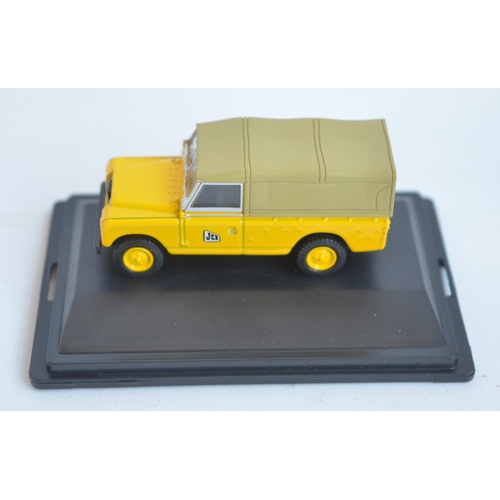 205 - Twenty five 1/76 scale OO gauge diecast vehicle models from Oxford Diecast to include Commercial, Ag... 