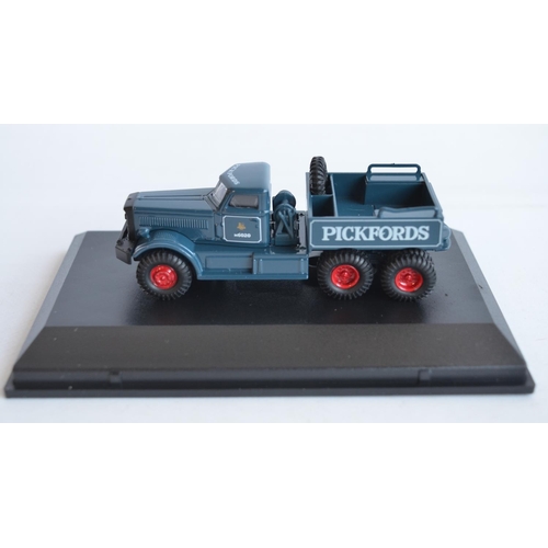 205 - Twenty five 1/76 scale OO gauge diecast vehicle models from Oxford Diecast to include Commercial, Ag... 