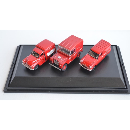 205 - Twenty five 1/76 scale OO gauge diecast vehicle models from Oxford Diecast to include Commercial, Ag... 