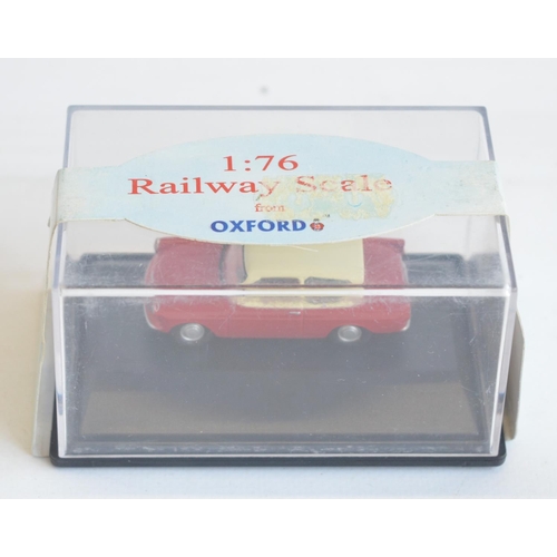 208 - Thirty 1/76 scale OO gauge diecast vehicle models from Oxford Diecast to include Commercial, Haulage... 