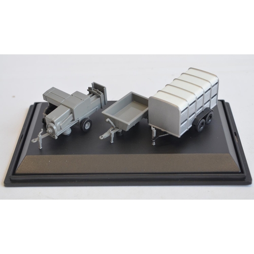 208 - Thirty 1/76 scale OO gauge diecast vehicle models from Oxford Diecast to include Commercial, Haulage... 