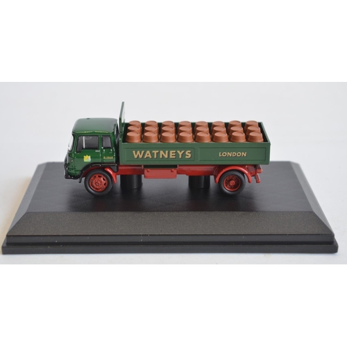 210 - Thirty 1/76 scale OO gauge diecast vehicle models from Oxford Diecast to include Commercial and Auto... 