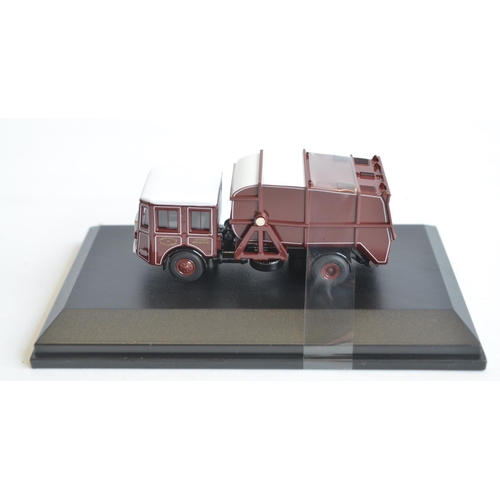 211 - Thirty two 1/76 scale OO gauge diecast vehicle models from Oxford Diecast to include Commercial, mil... 