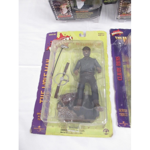 337 - 3 Universal Studios Monsters cased figures, Mezco Silent Screamers Jekyll & Hyde cased figure and 2 ... 