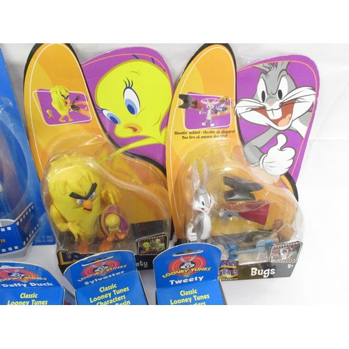 367 - Looney Tunes - assorted collection of cased and loose figures & figurines, in mixed conditions, from... 