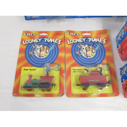 367 - Looney Tunes - assorted collection of cased and loose figures & figurines, in mixed conditions, from... 