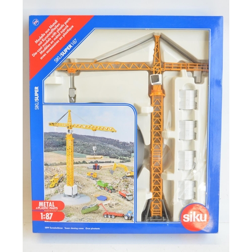 257 - Siku 1/87 scale diecast Liebherr tower crane, item 8899. Contents as new/unused, box good/very good