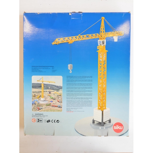 257 - Siku 1/87 scale diecast Liebherr tower crane, item 8899. Contents as new/unused, box good/very good