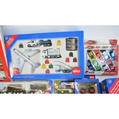 262 - Twenty four boxed model sets from Siku to include diecast series models, a Siku World 1793 fire figh... 