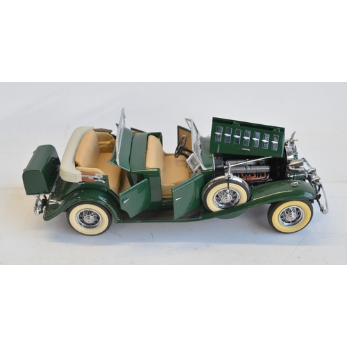 297 - 2 boxed 1/24 scale diecast model cars to include Danbury Mint 1932 Cadilac V-16 Sport Phaeton and Fr... 