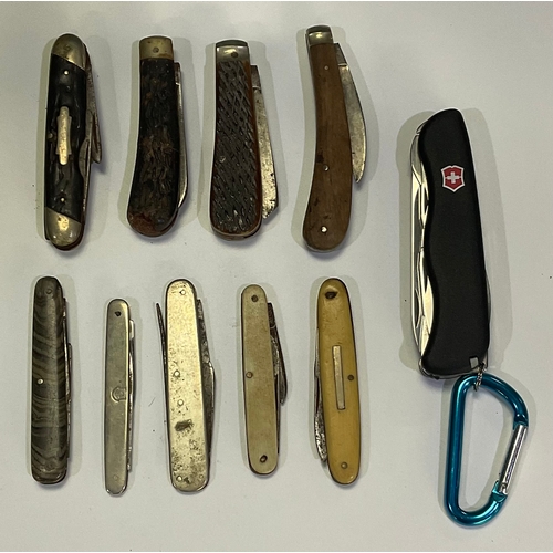 600 - Collection of vintage pocketknives  including modern “the forester” Swiss Army knife.