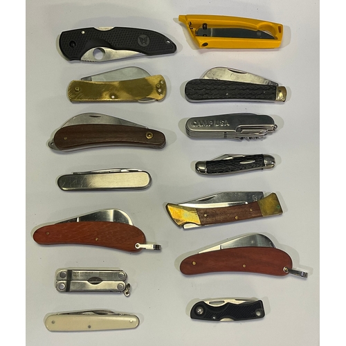 604 - Box containing 14 assorted pocketknives