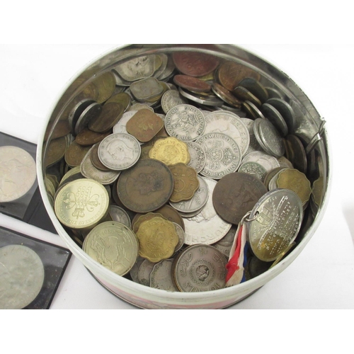 457 - Assorted collection of GB, Commonwealth and International coins & banknotes inc. 3 £2 coins, Commemo... 