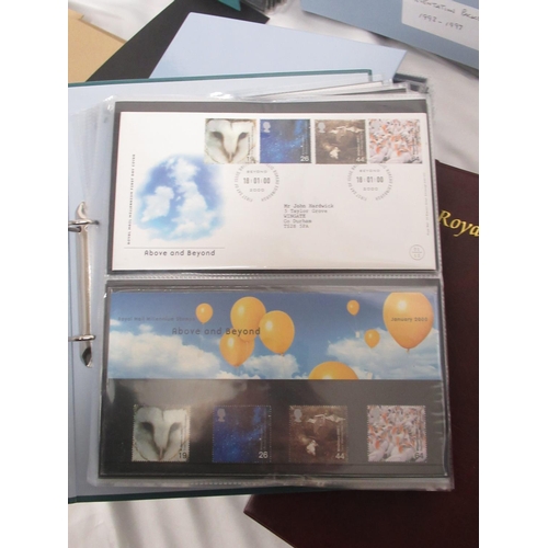 465 - Large collection of Royal Mail First Day Covers Presentation Packs staring from a 1966 to 2009 (the ... 