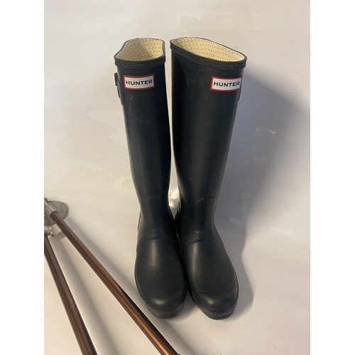 625 - Pair of navy blue wellingtons, size UK6, and two gamebird shooting sticks